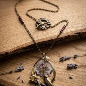 parure-bijoux-artisanale-vendeenne-sautoir-medaillon-fleurs-sechees-et-boucles-d-oreilles-bronze-perles-mauves